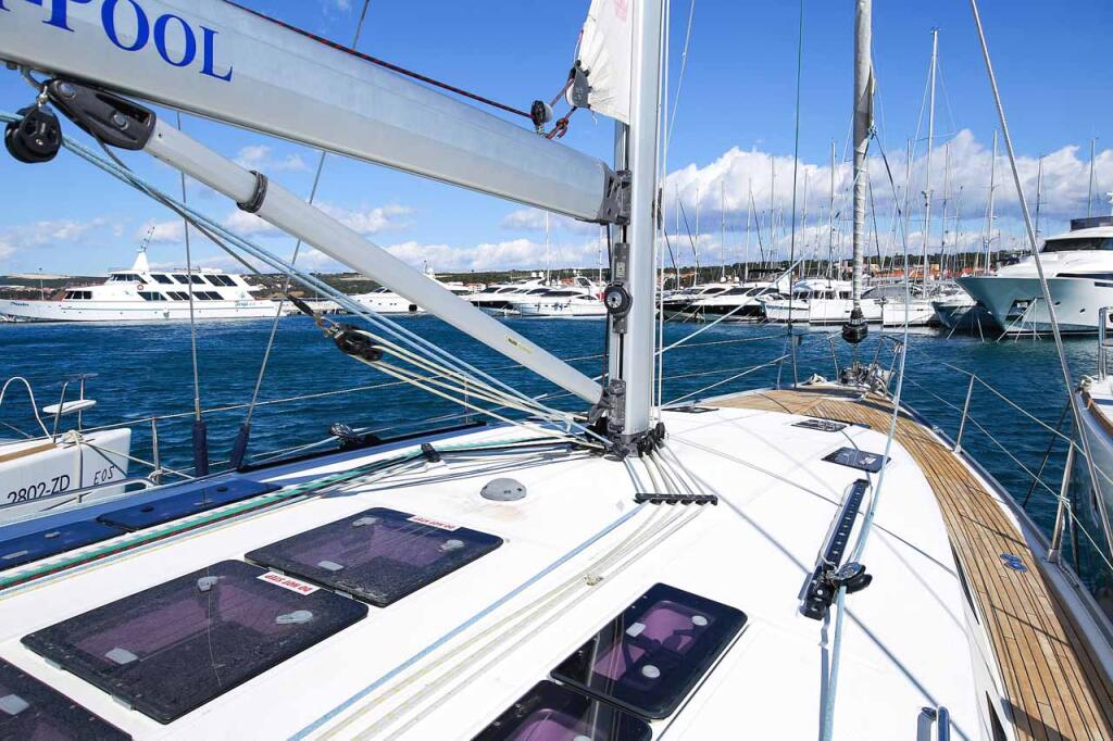 Sailing yacht 