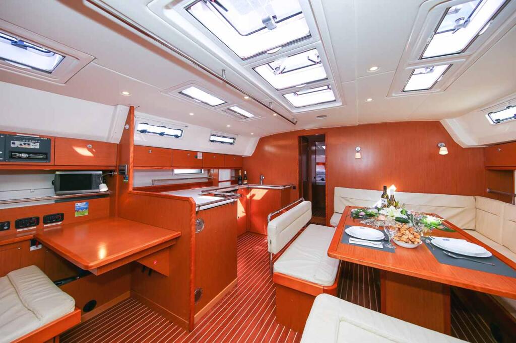 Sailing yacht 