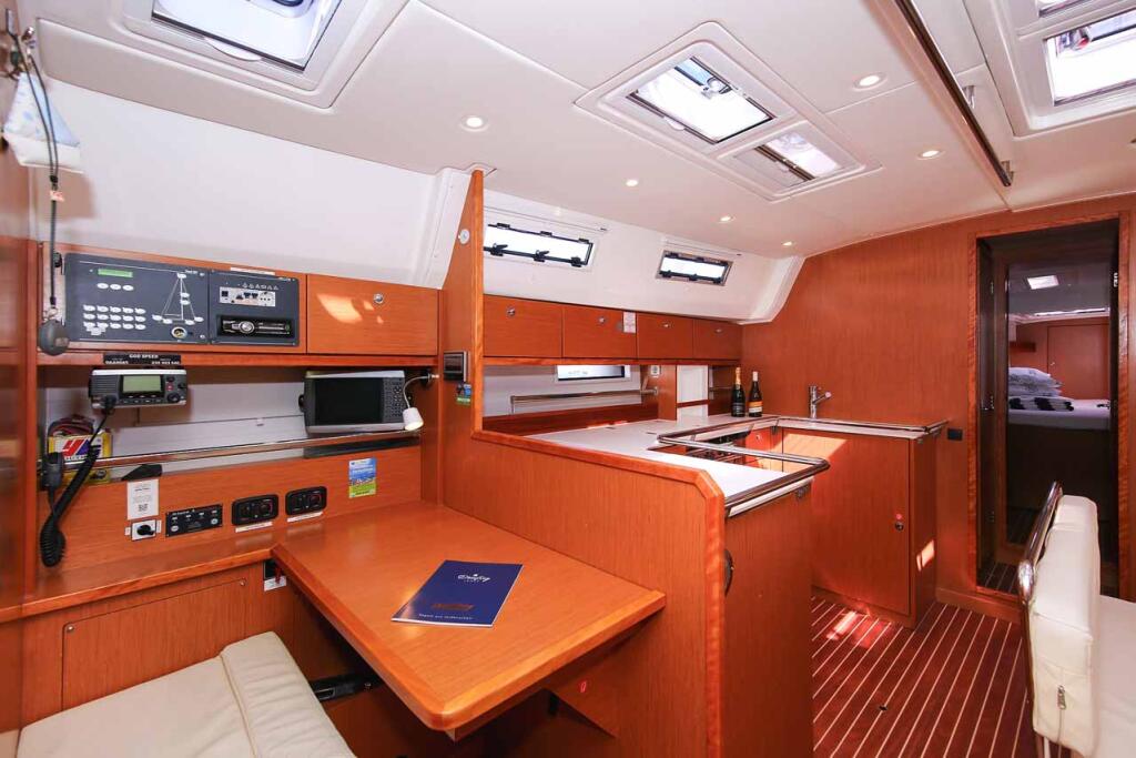 Sailing yacht 