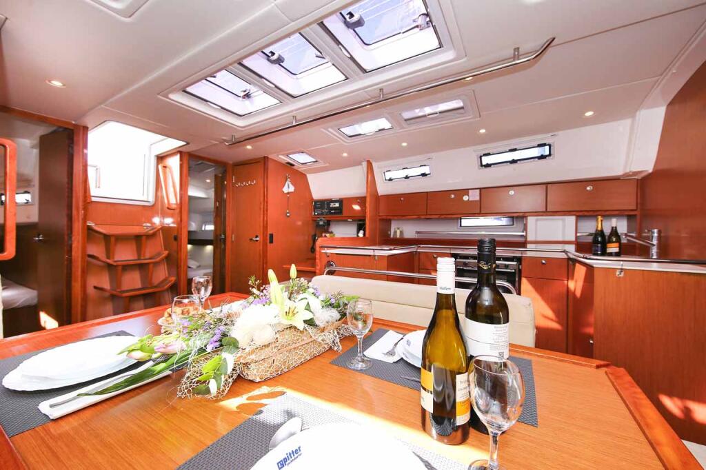 Sailing yacht 