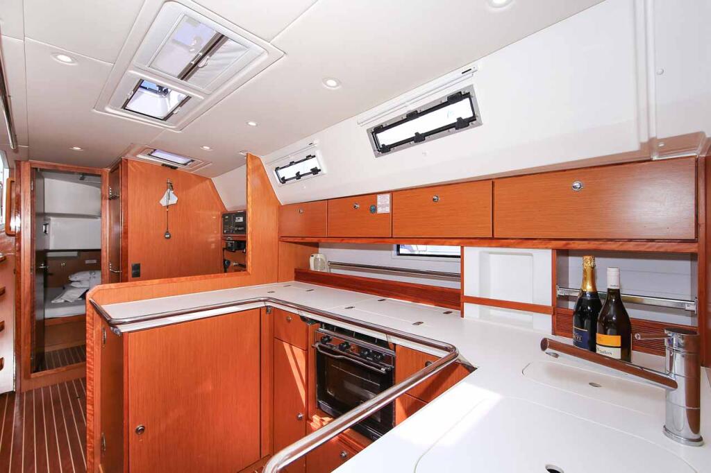 Sailing yacht 