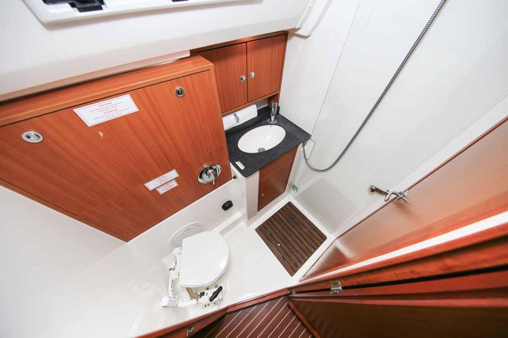 Sailing yacht 