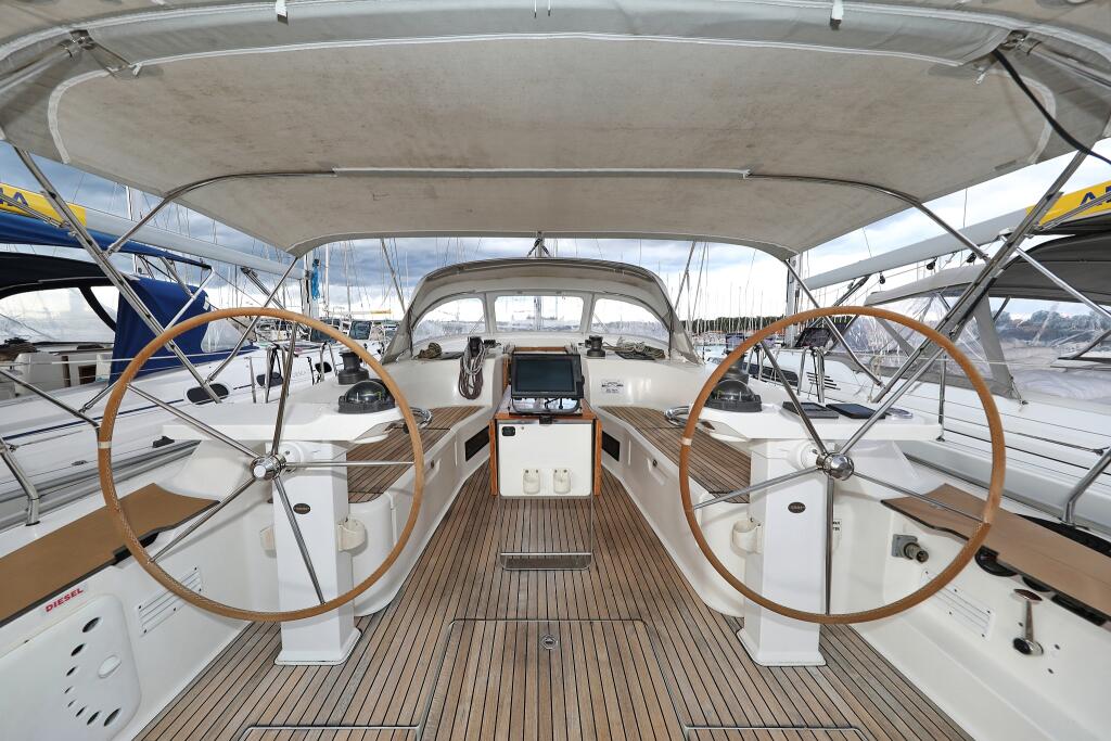 Sailing yacht 