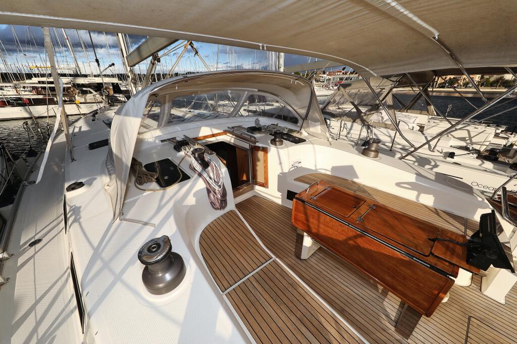 Sailing yacht 