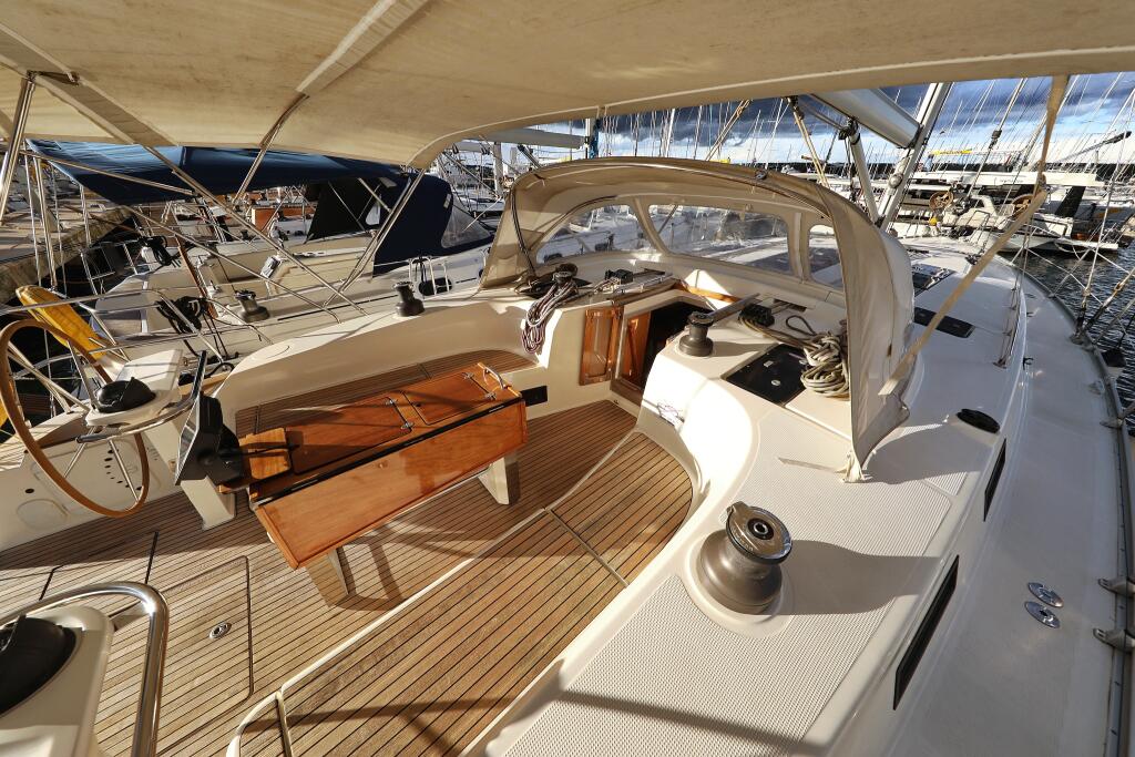 Sailing yacht 