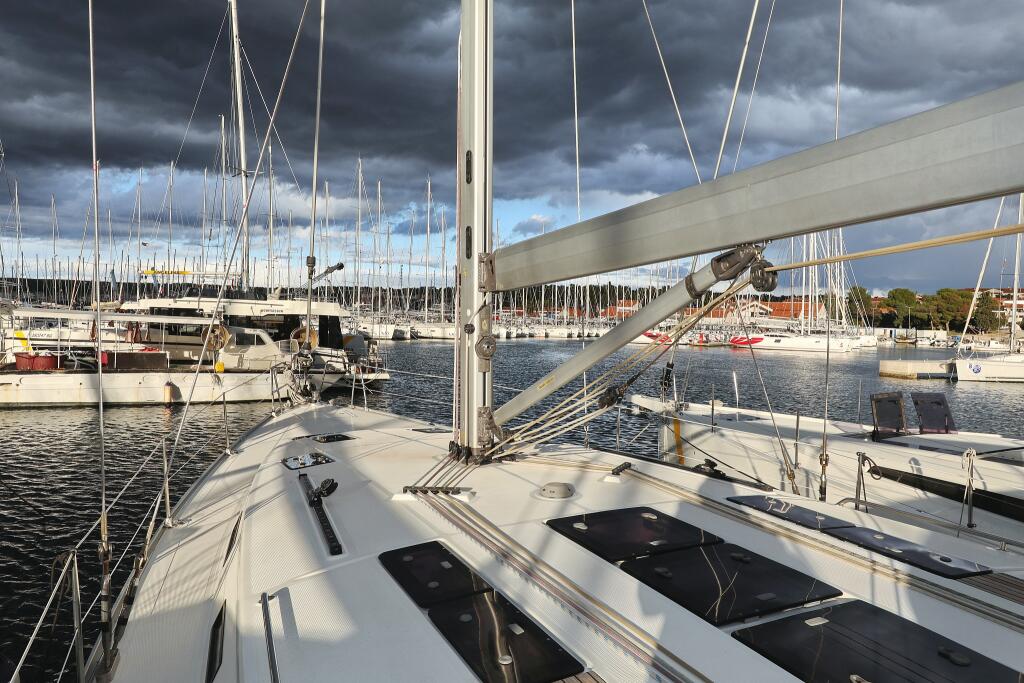 Sailing yacht 