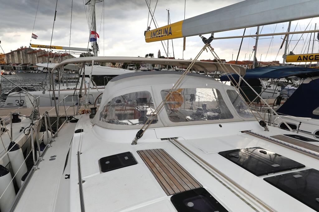Sailing yacht 