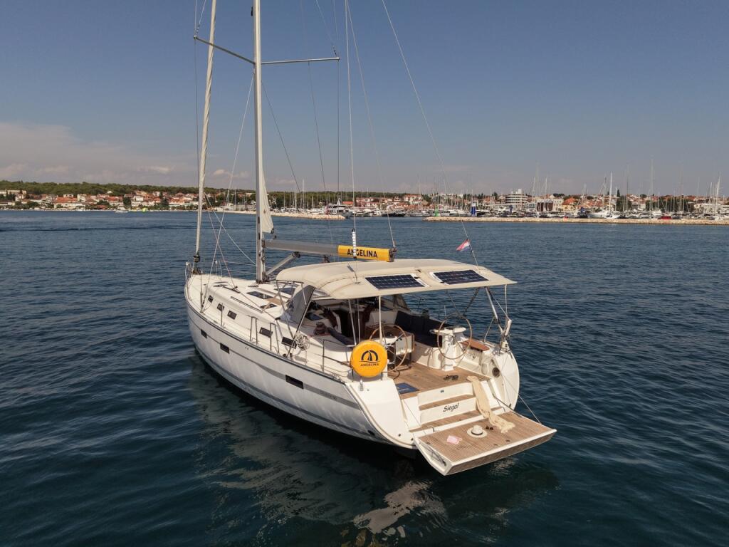Sailing yacht 