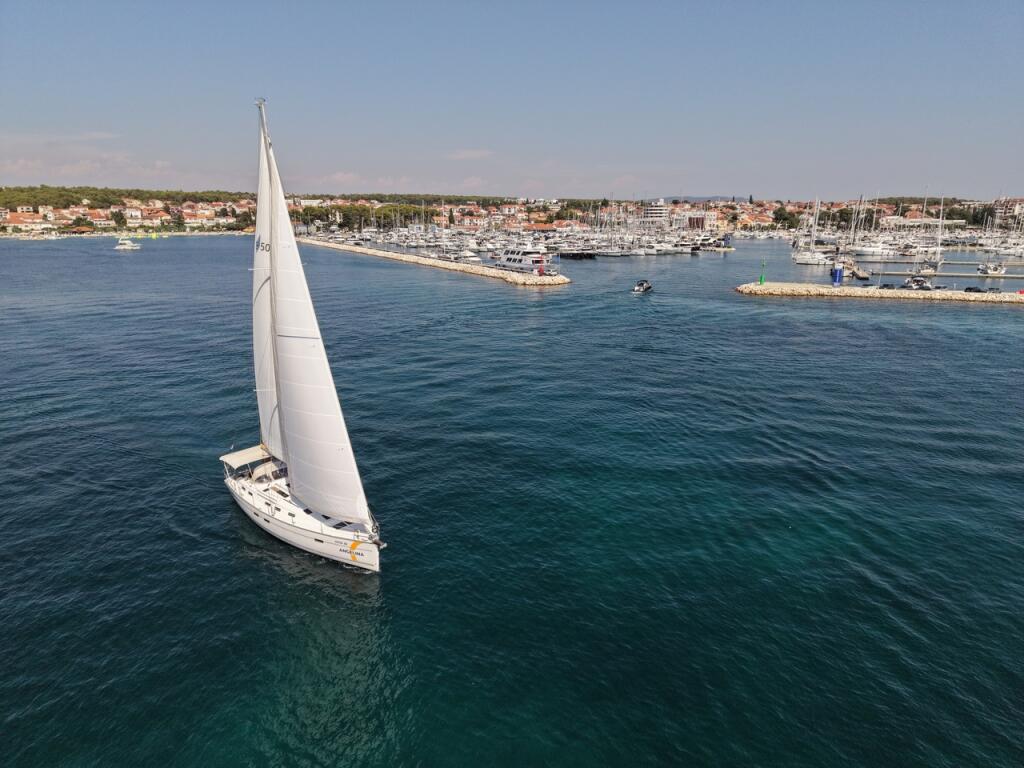 Sailing yacht 