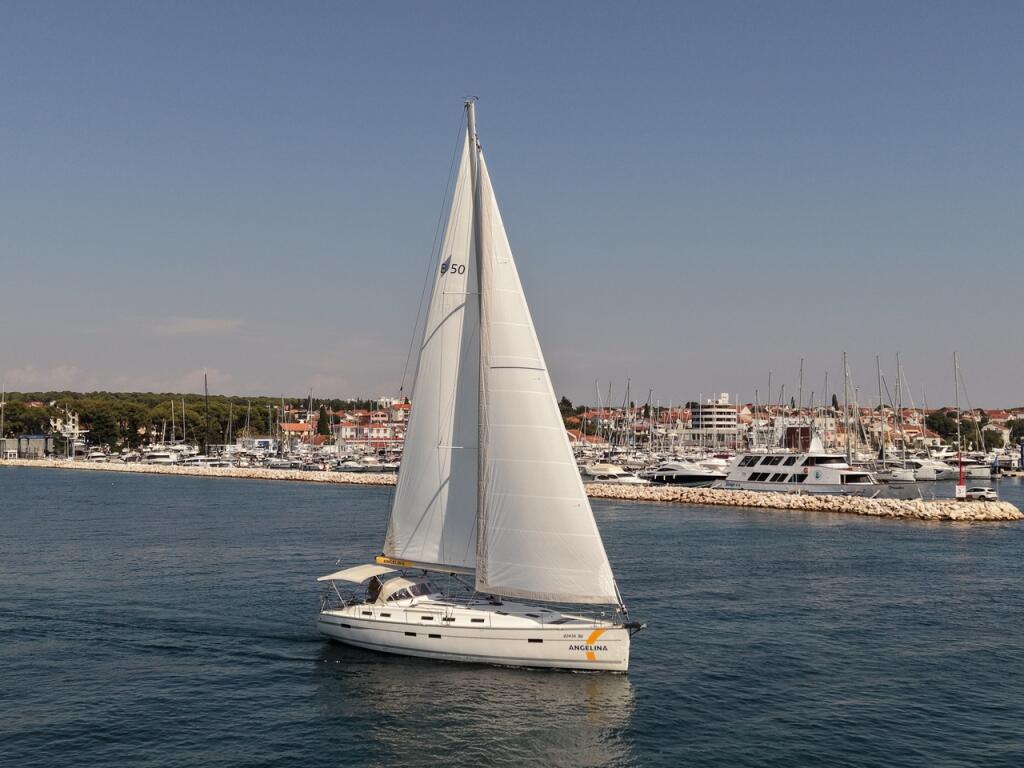 Sailing yacht 