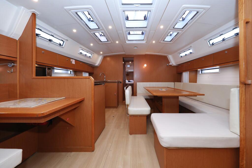 Sailing yacht 