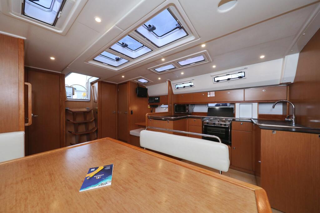 Sailing yacht 
