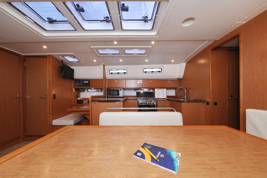 Sailing yacht 