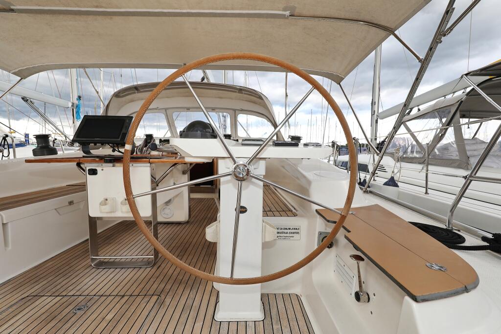 Sailing yacht 