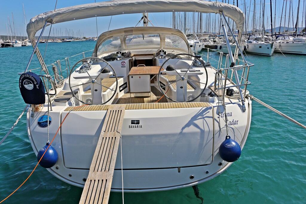 Sailing yacht 