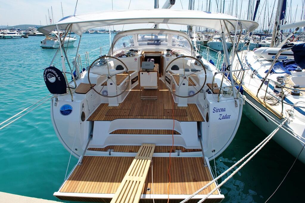 Sailing yacht 