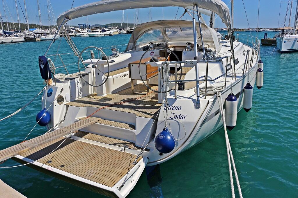 Sailing yacht 