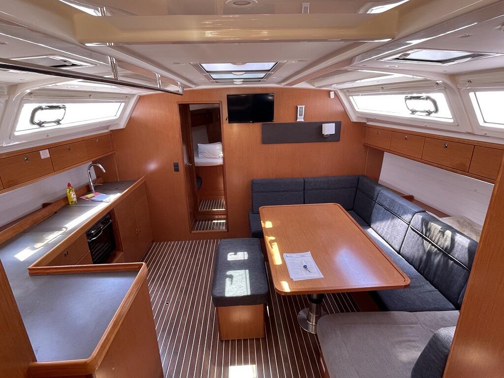 Sailing yacht 