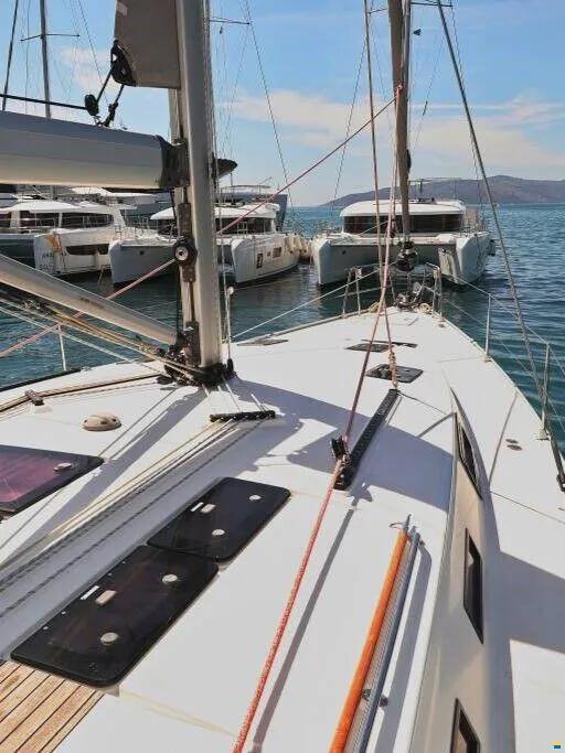 Sailing yacht 
