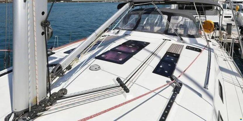 Sailing yacht 
