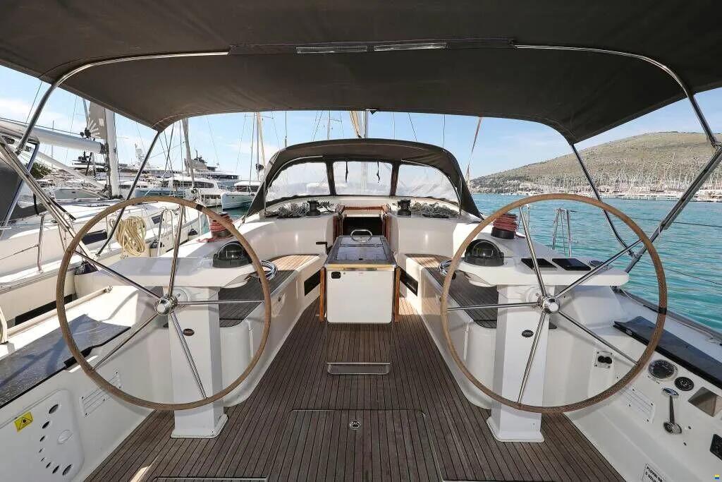 Sailing yacht 
