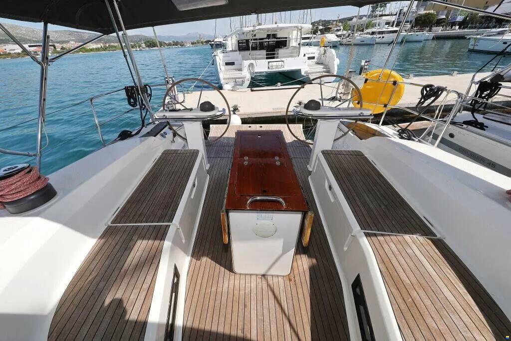 Sailing yacht 
