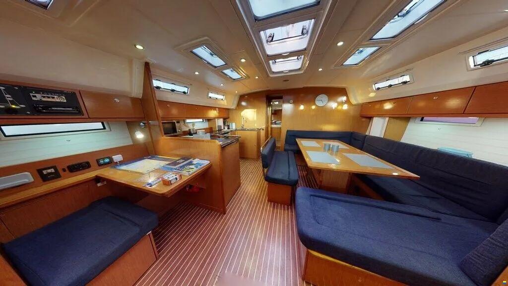 Sailing yacht 