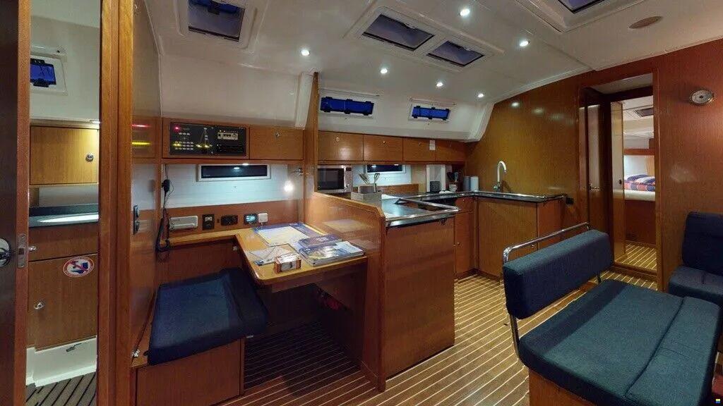 Sailing yacht 