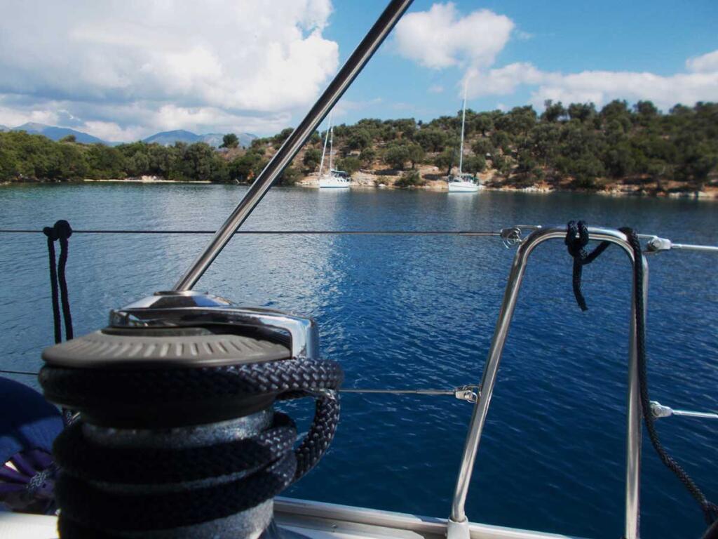 Sailing yacht 