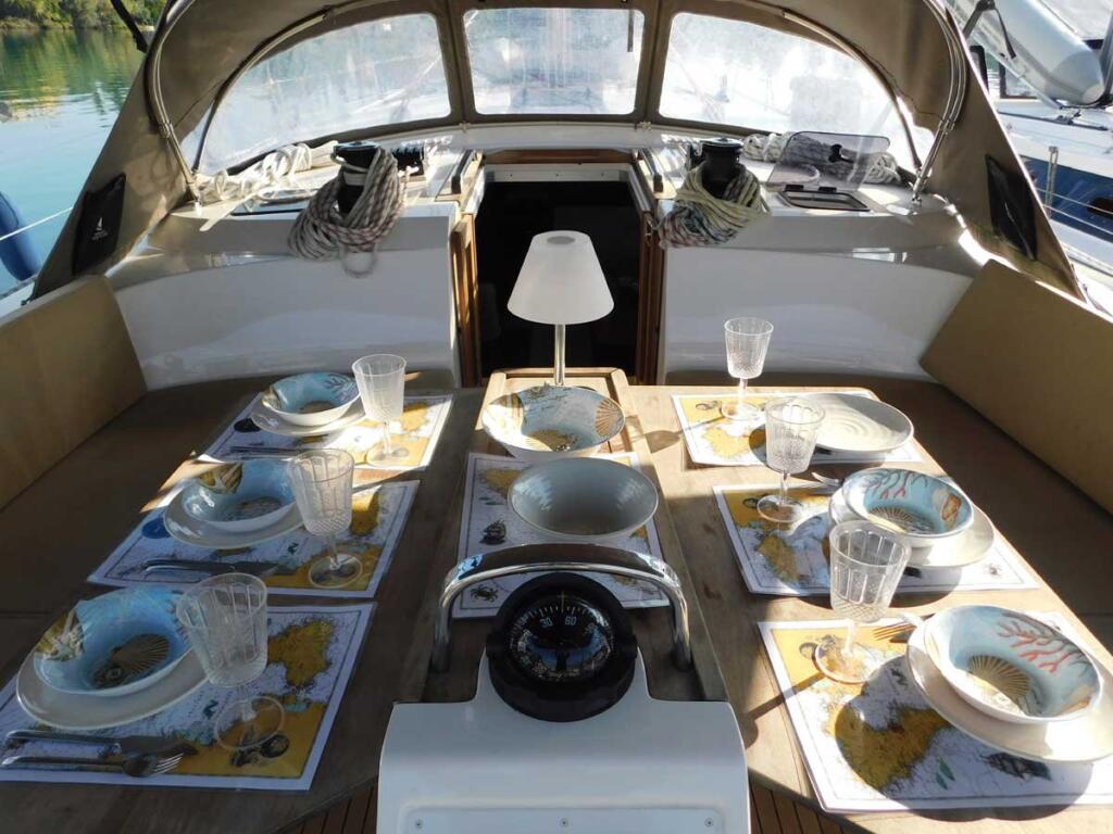 Sailing yacht 