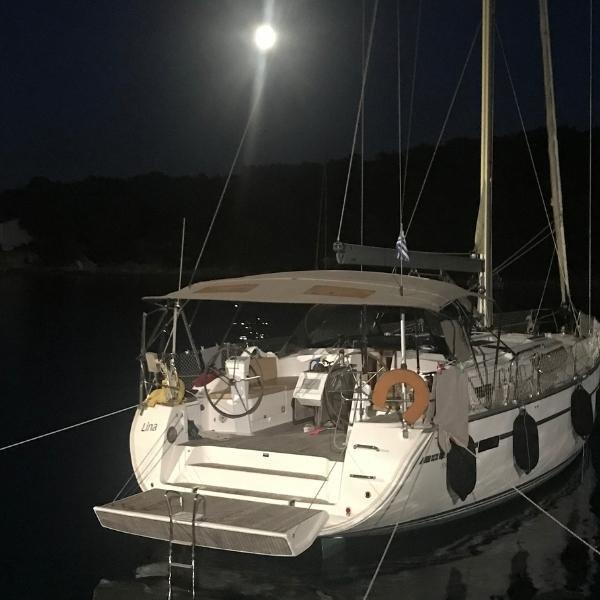 Sailing yacht 
