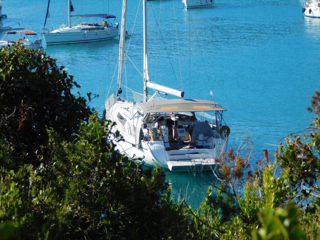Sailing yacht 