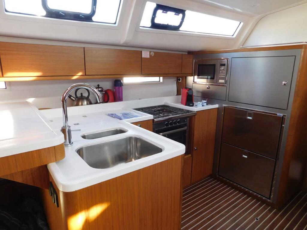 Sailing yacht 