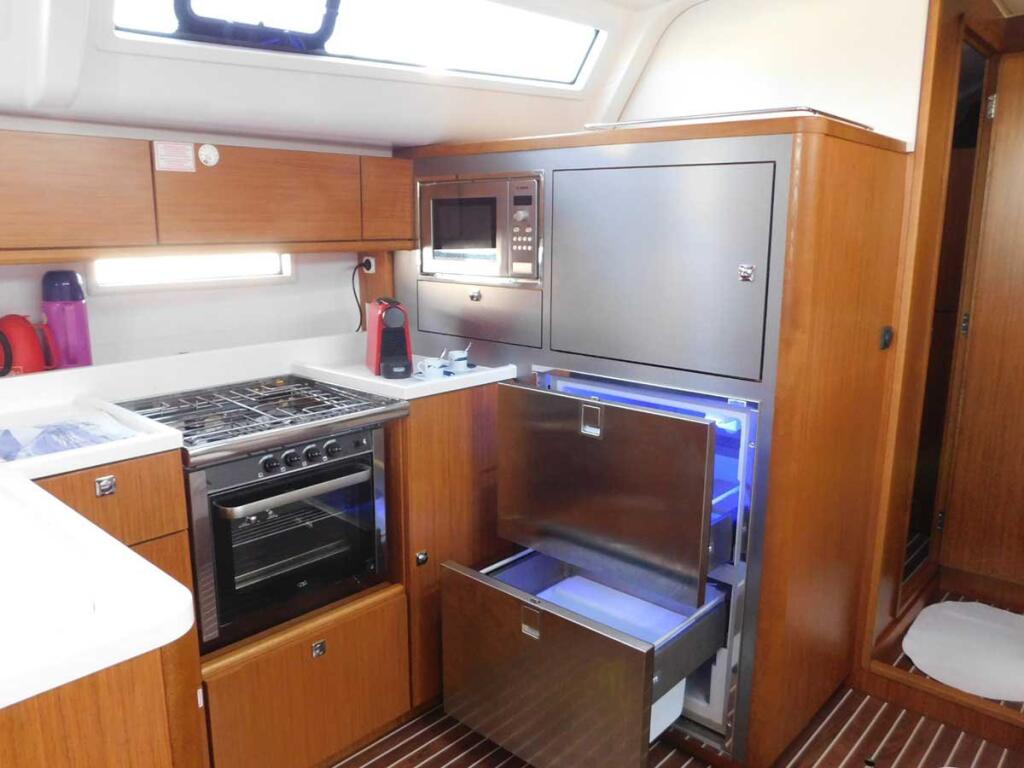 Sailing yacht 