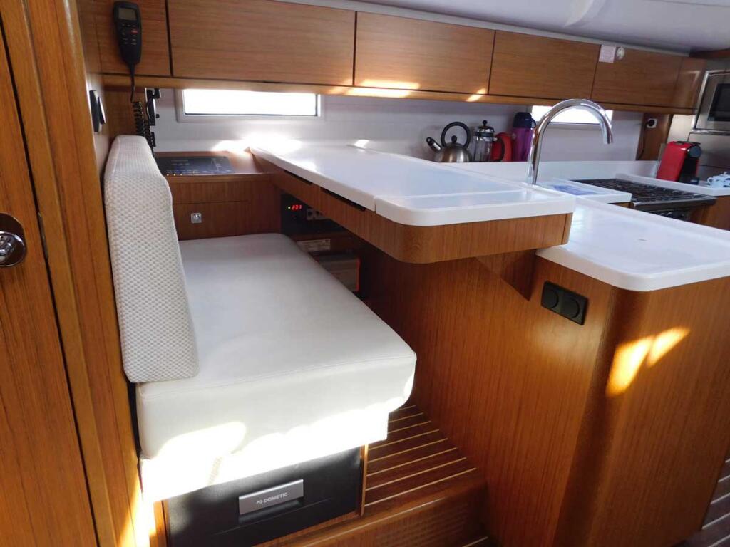 Sailing yacht 