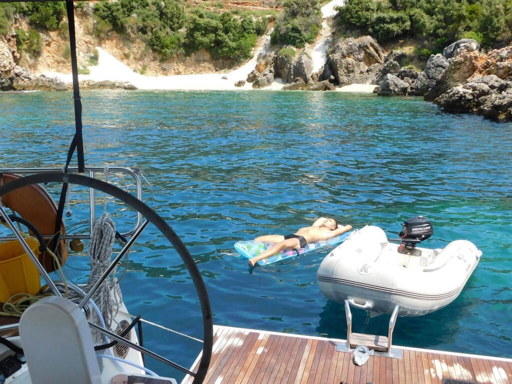 Sailing yacht 