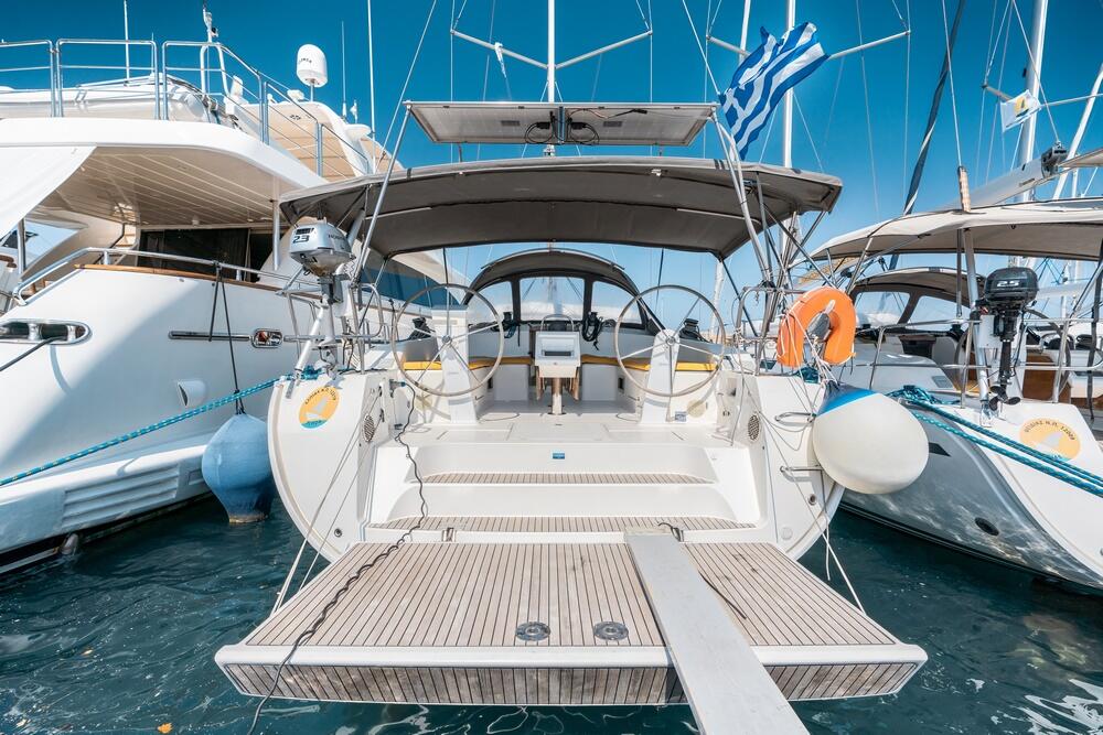 Sailing yacht 