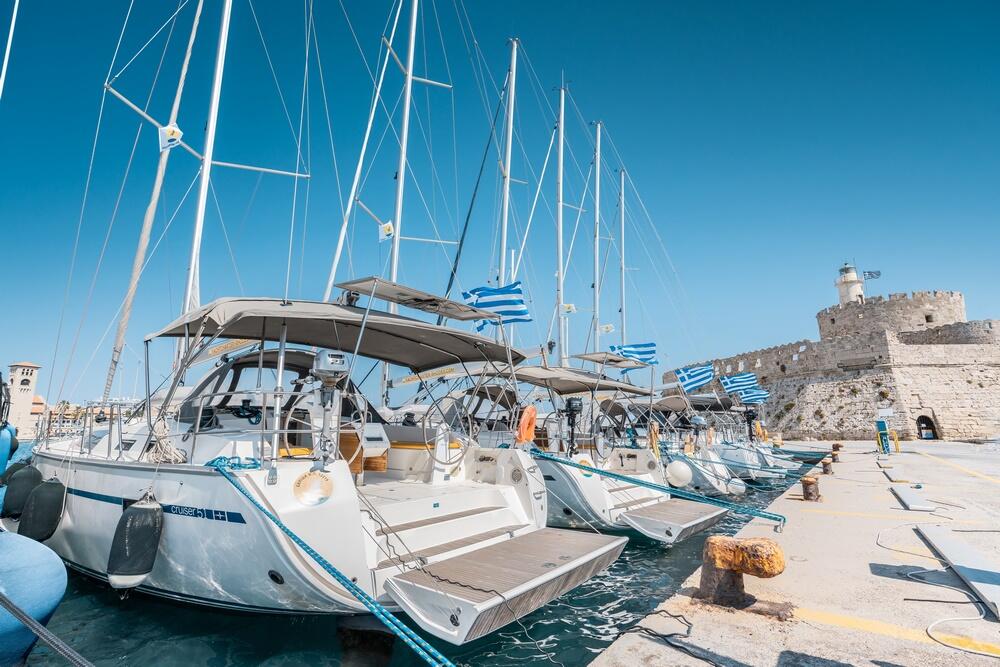 Sailing yacht 