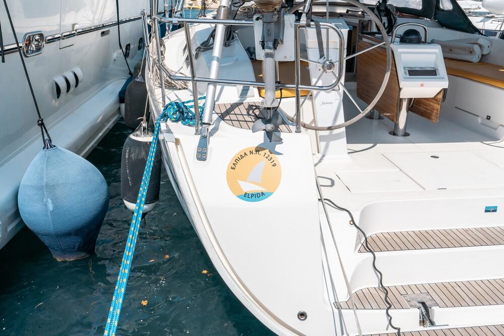 Sailing yacht 