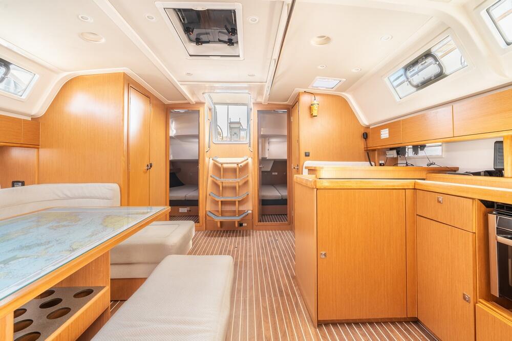 Sailing yacht 