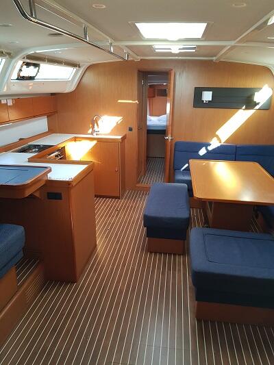 Sailing yacht 