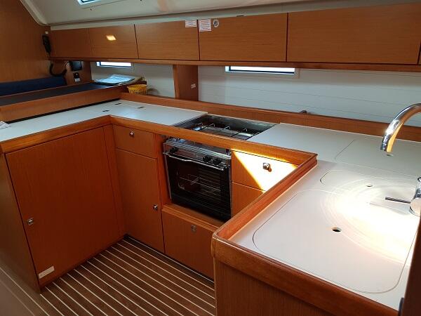 Sailing yacht 