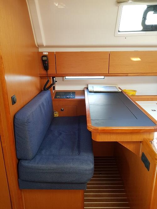 Sailing yacht 