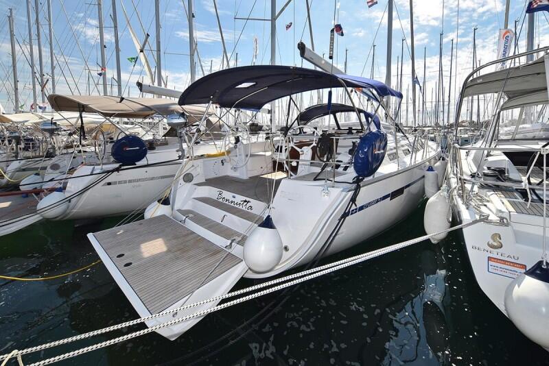 Sailing yacht 