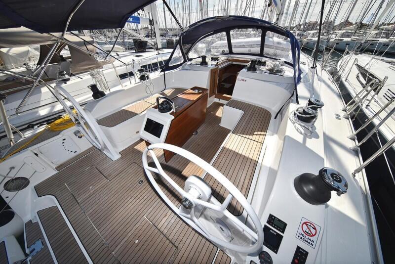 Sailing yacht 