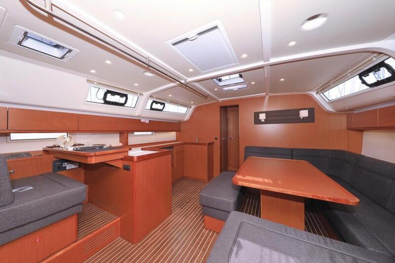 Sailing yacht 