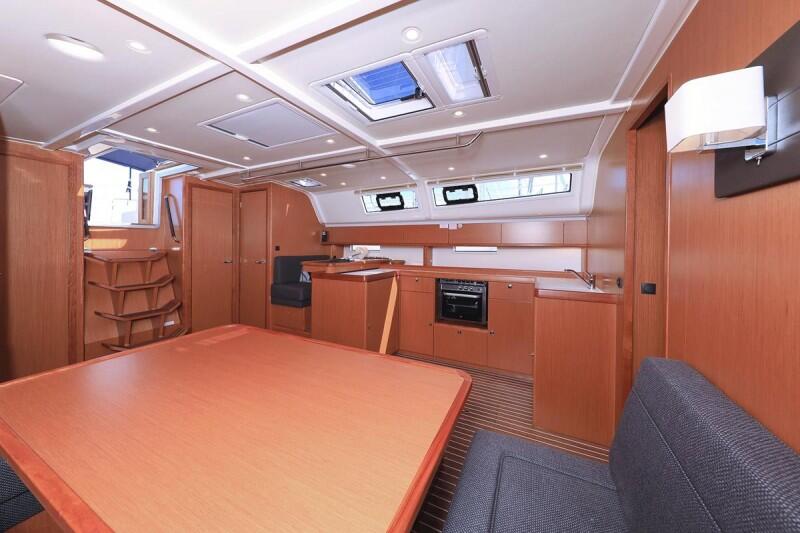 Sailing yacht 