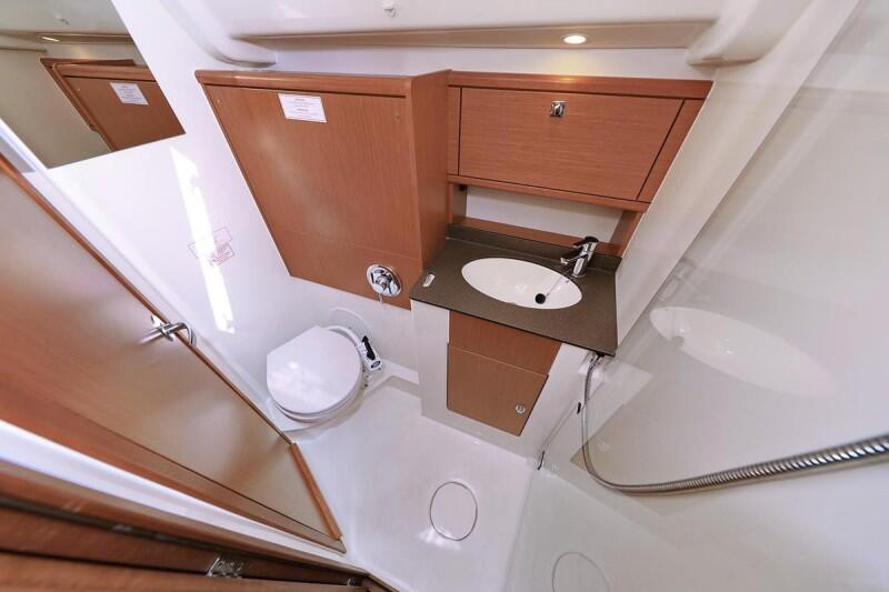 Sailing yacht 