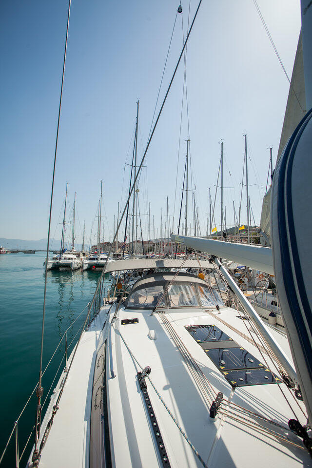 Sailing yacht 