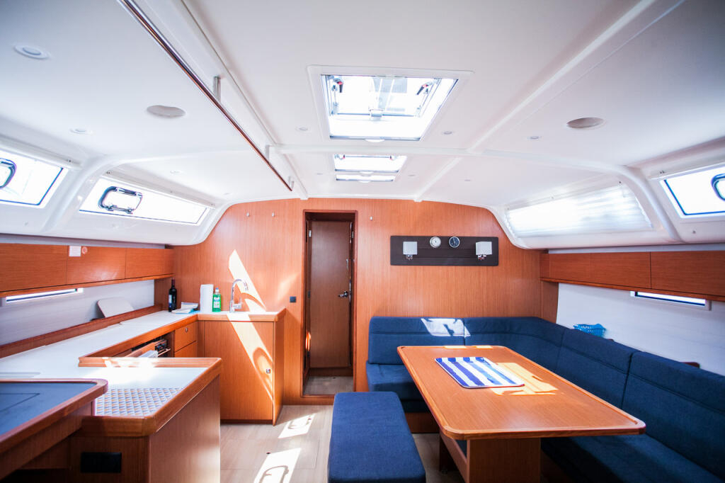 Sailing yacht 
